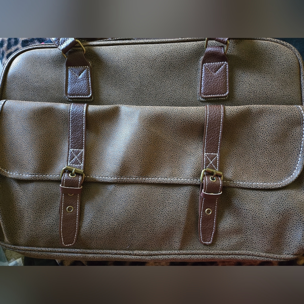 Elegant Tan Leather Duffel Bag